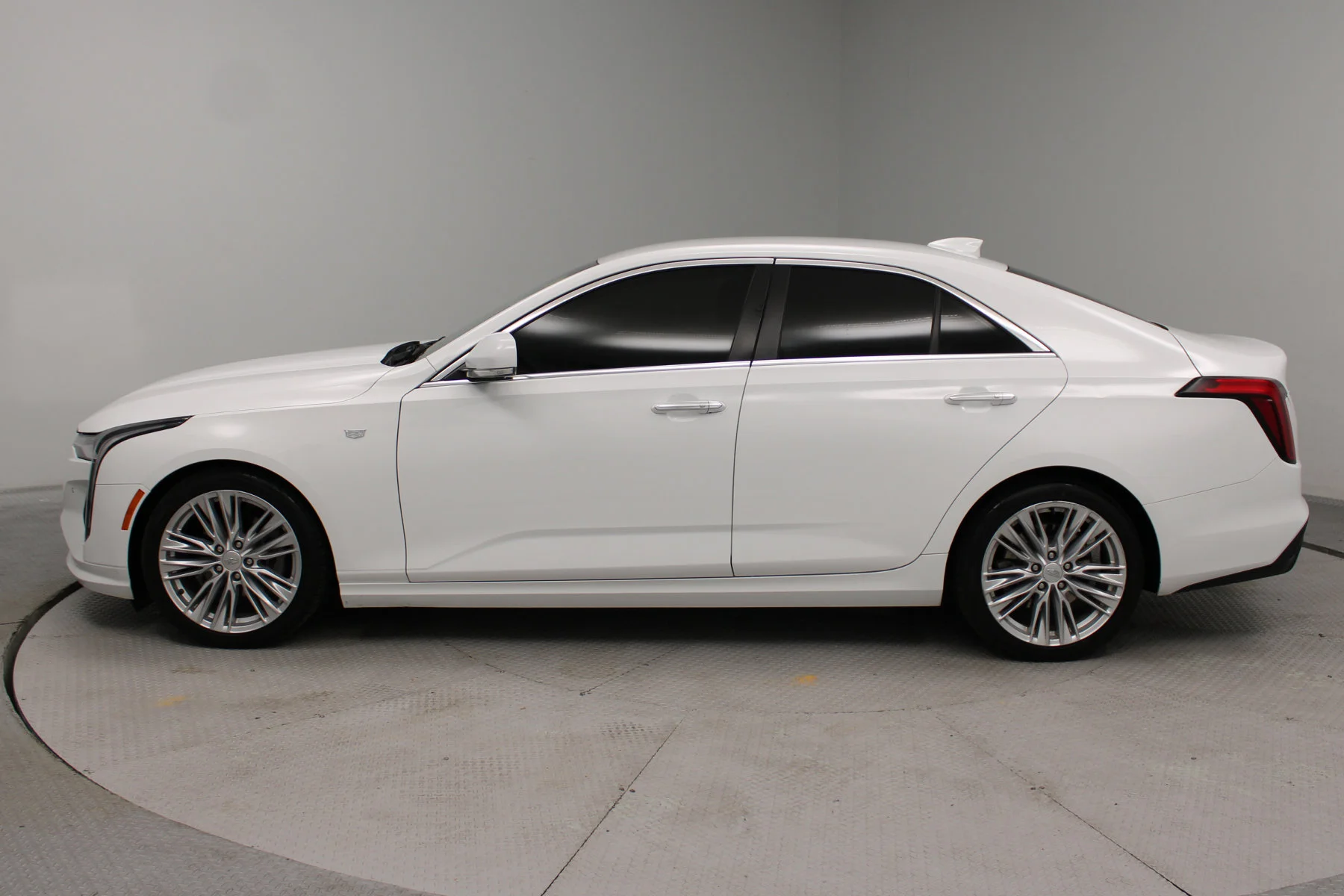 Used 2023 Summit White Cadillac 4dr Sdn Premium Luxury image 33