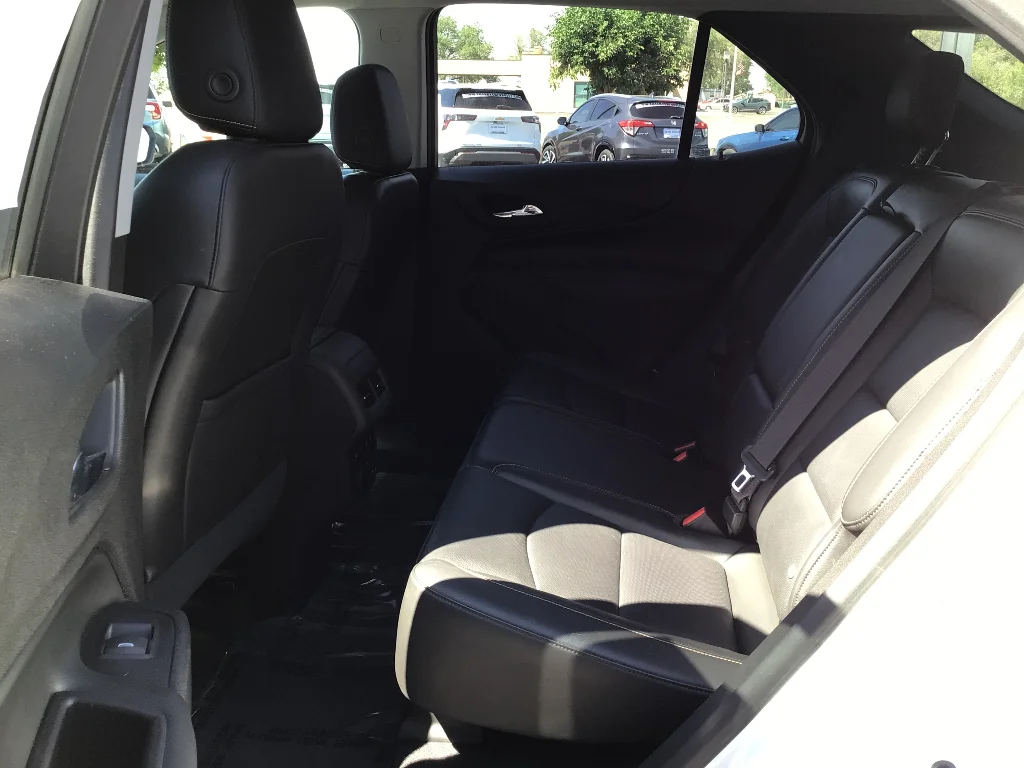 Used 2018 SUMMIT WHITE Chevrolet Premier image 9