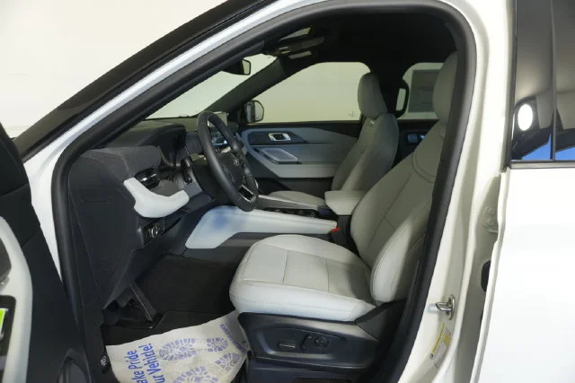 New 2027 Star White Metallic Tri-Coat Ford Platinum™ image 22