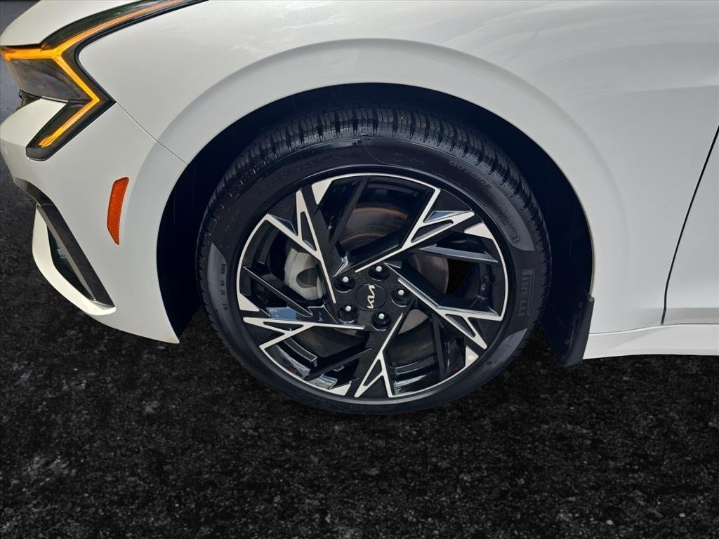 Used 2025 White Kia GT-Line image 9