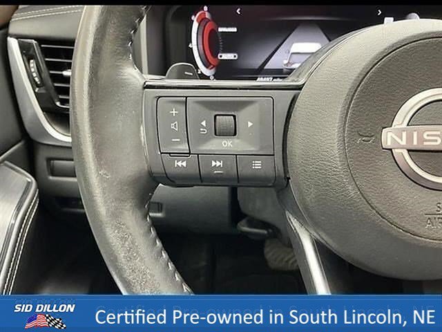 Used 2022 Brilliant Silver Metallic Nissan Platinum image 9