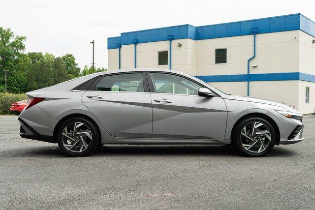 2025 Hyundai Elantra Limited - Photo 10