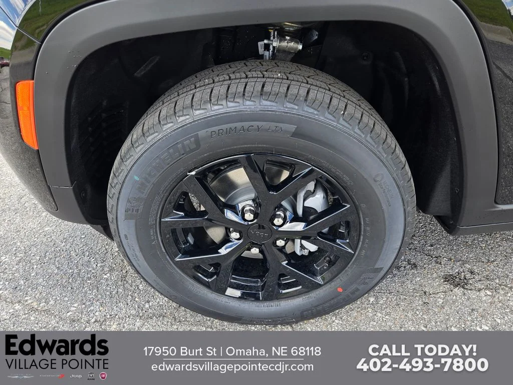New 2026 Diamond Black Crystal Pearl-Coat Exterior Paint Jeep Laredo Altitude image 9