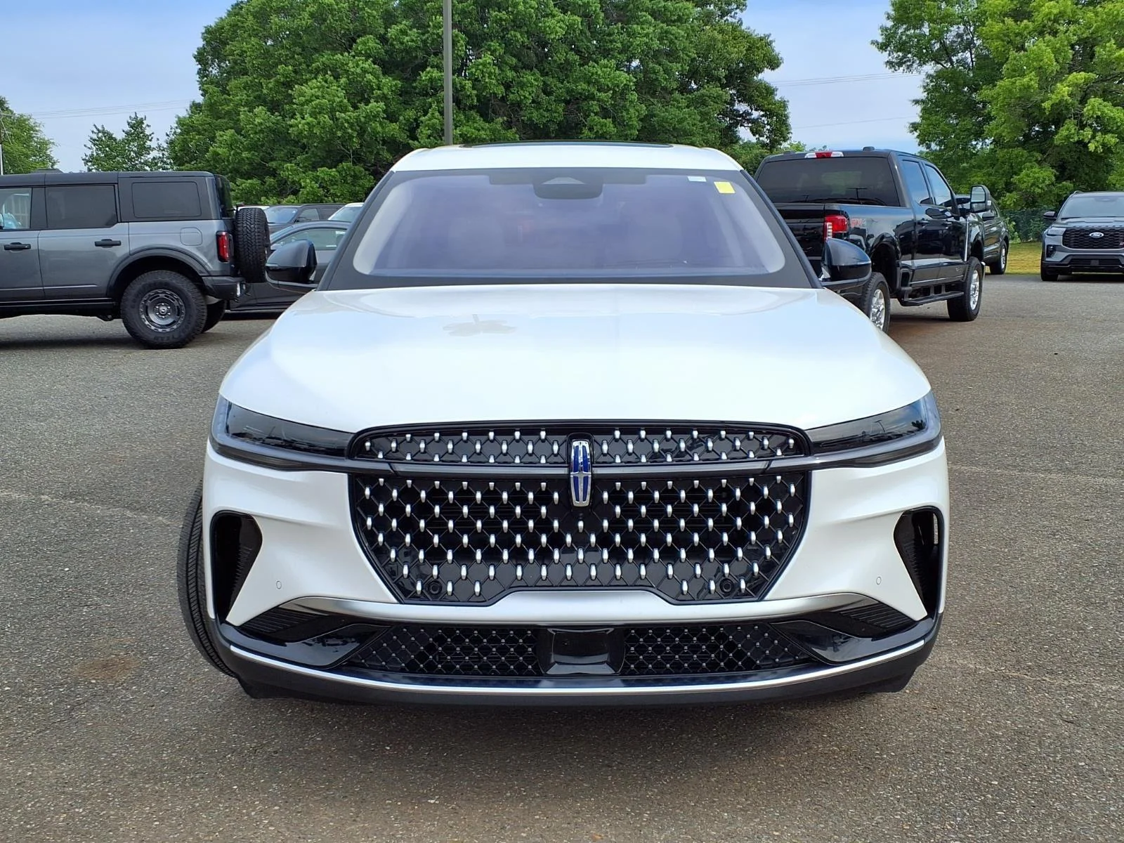 Used 2025 White Platinum Metallic Tri-Coat Lincoln Premiere image 9
