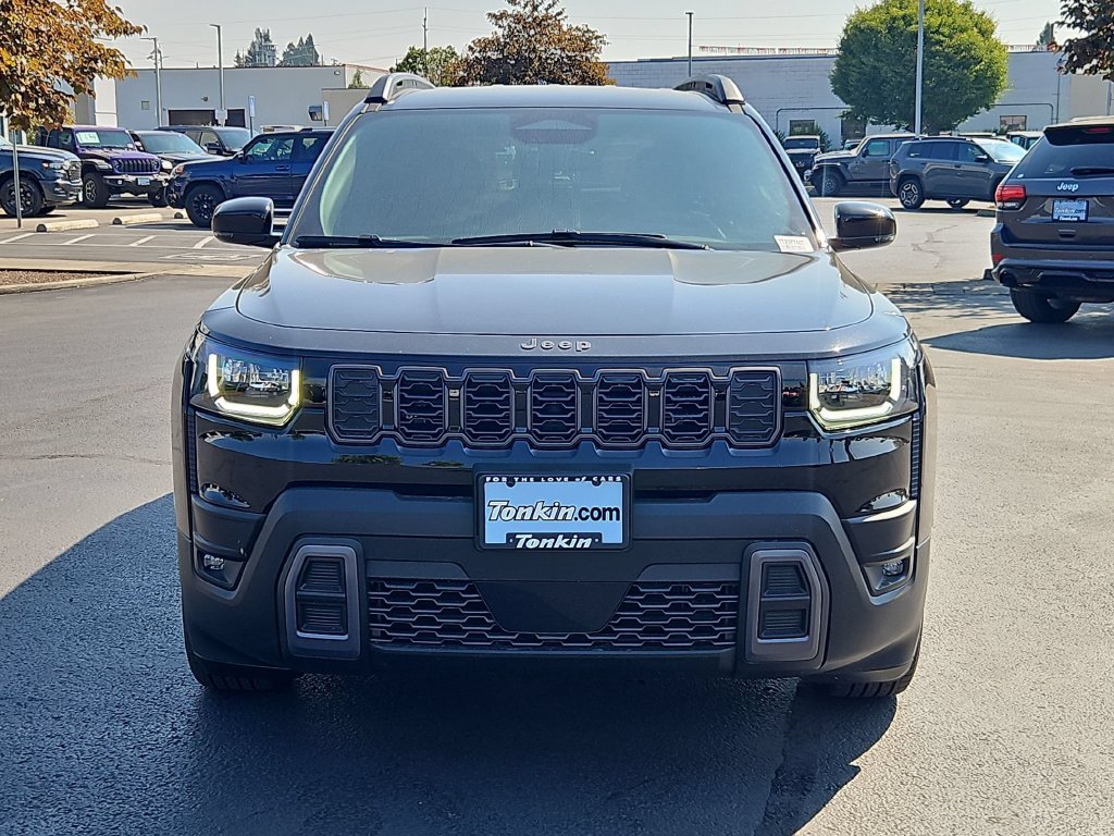 New 2026 Diamond Black Crystal Pearl-Coat Exterior Paint Jeep Limited image 9