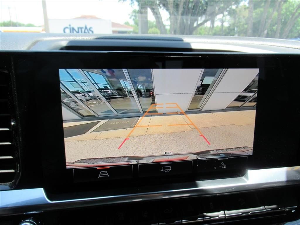 Used 2025 White GMC SLE image 27