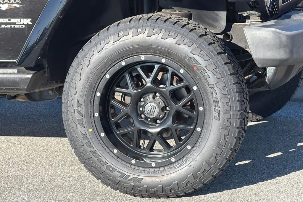 Used 2018 Black Clearcoat Jeep Unlimited Sahara image 26