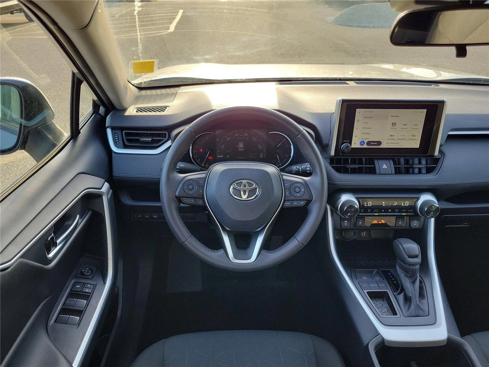 2025 Toyota RAV4 XLE - Photo 26