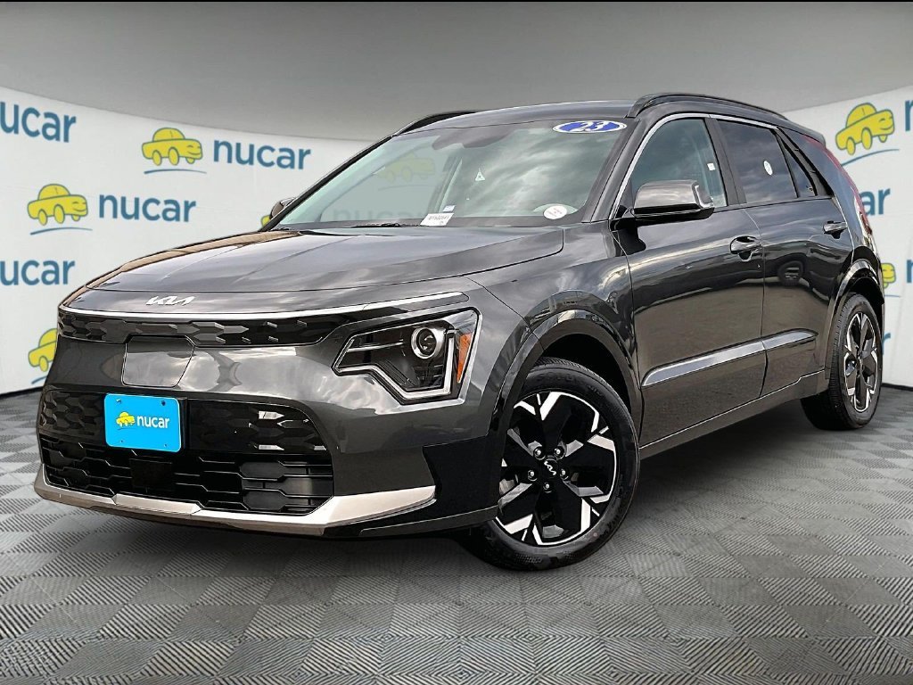 Used 2023 Gray Kia Wind image 3