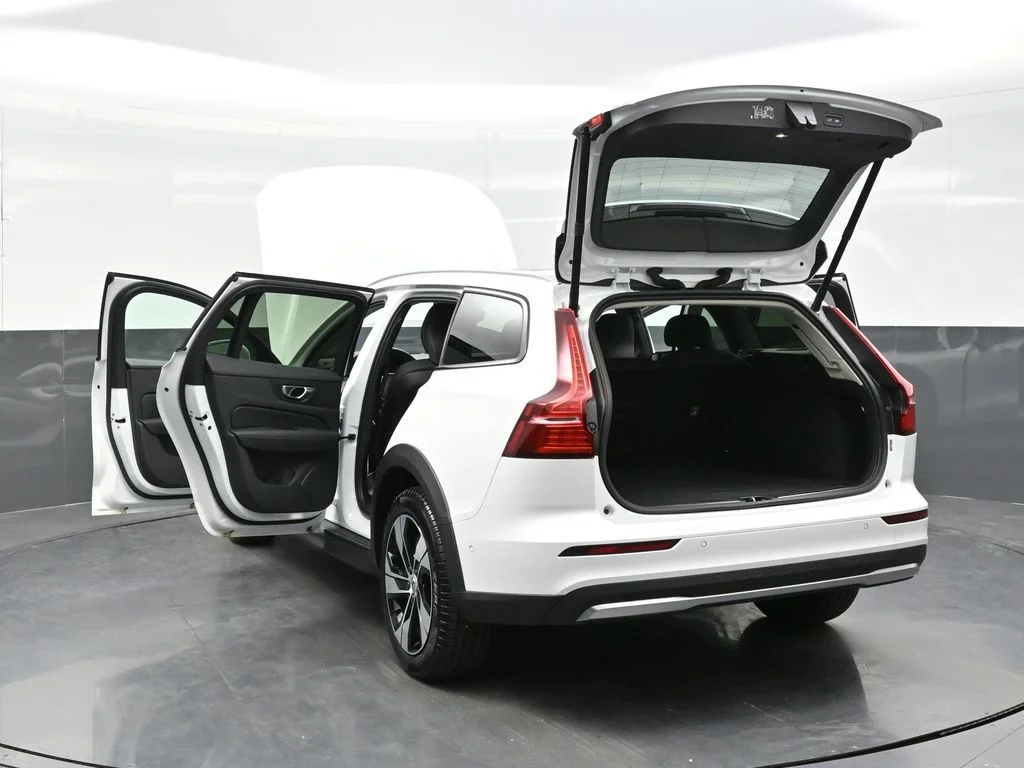 Certified Used 2026 Crystal White Volvo Plus image 39