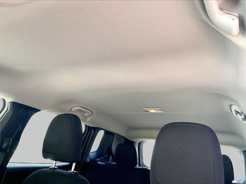 Used 2023 White Jeep Latitude image 7