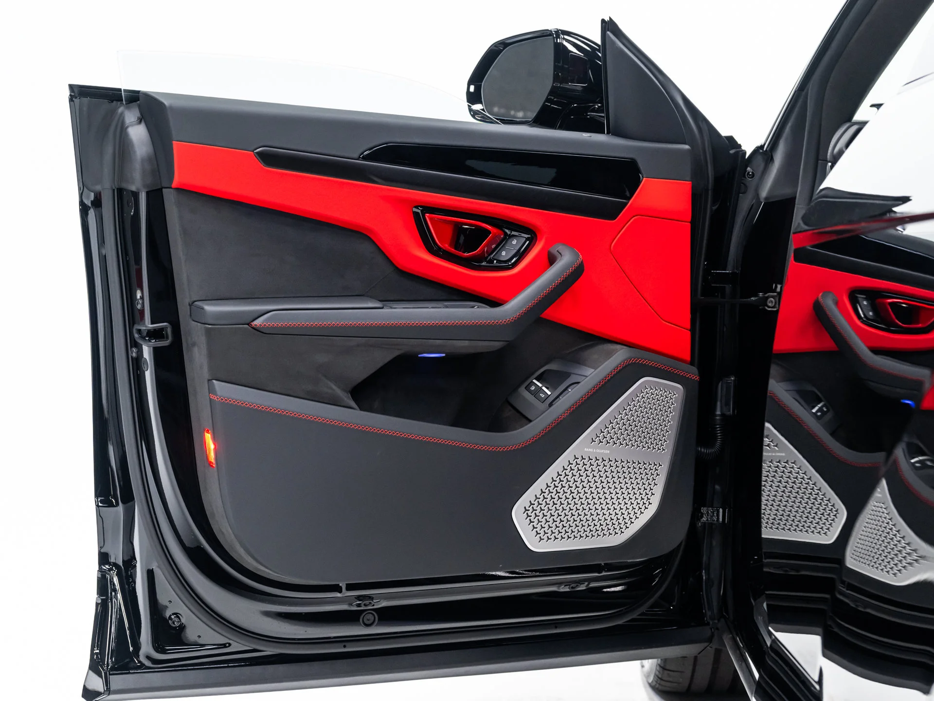 Used 2025 Nero Noctis Metallic Lamborghini SE image 35