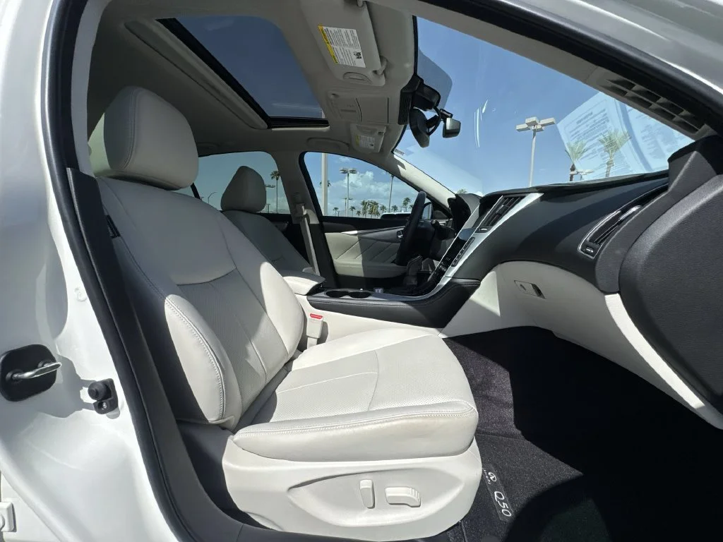 Used 2023 White INFINITI LUXE image 29