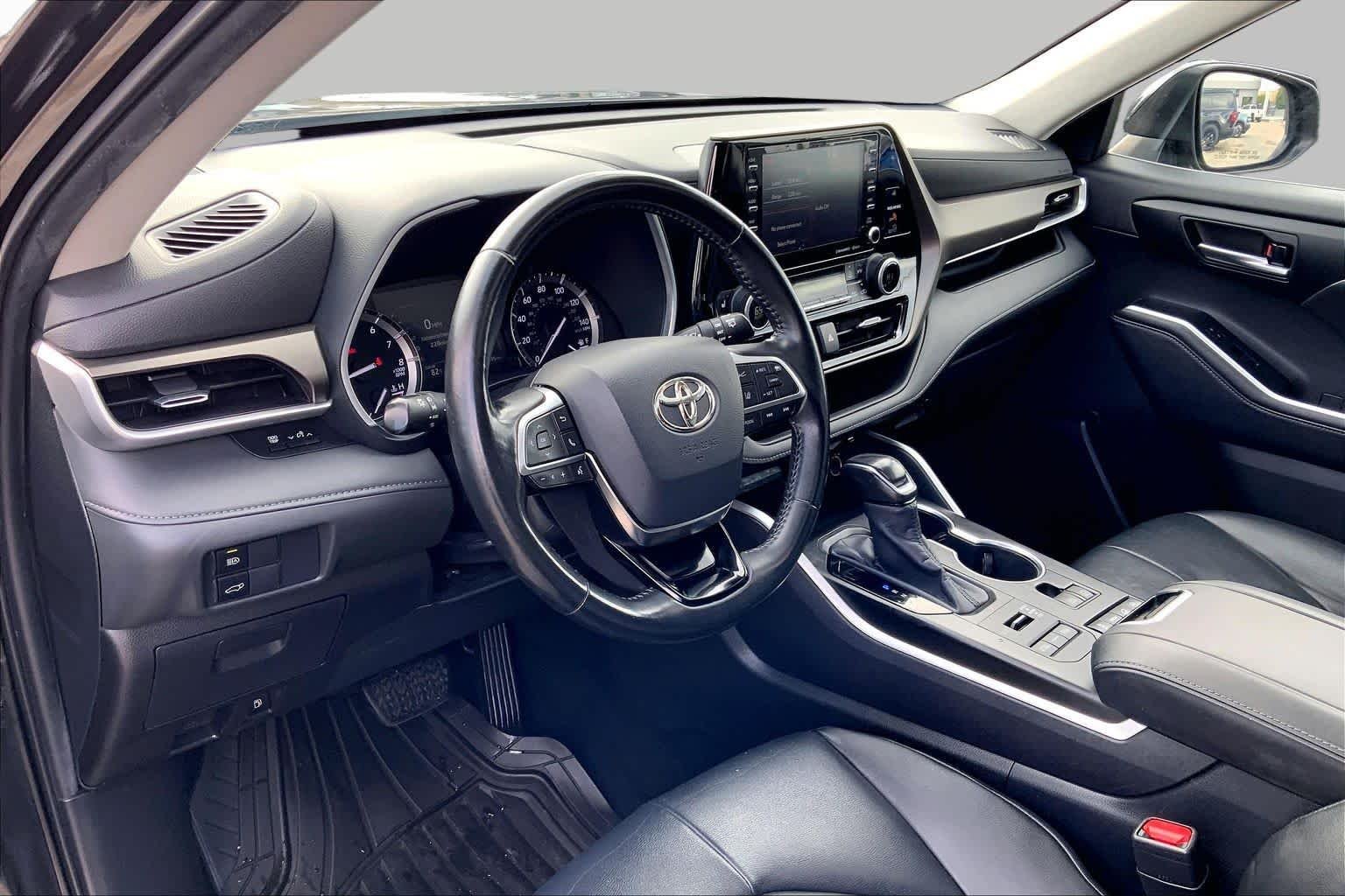 Used 2020 Midnight Black Metallic Toyota XLE image 16