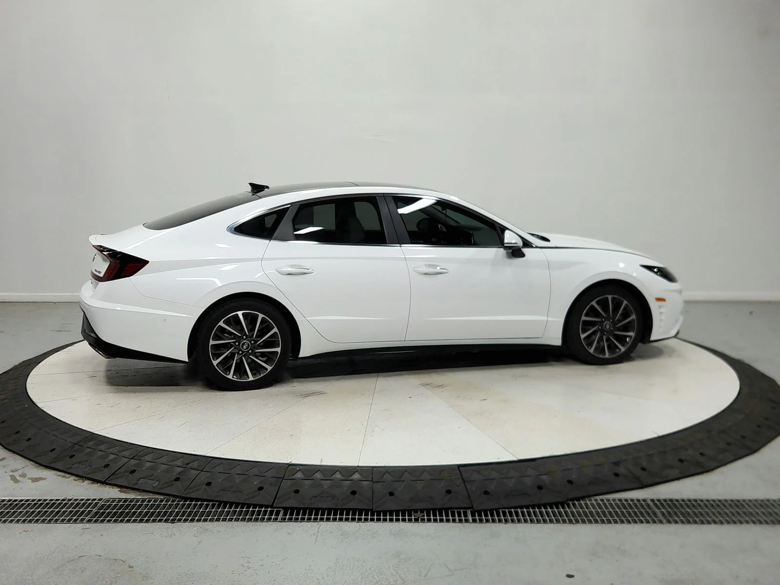 Used 2023 Serenity White Hyundai Limited image 9