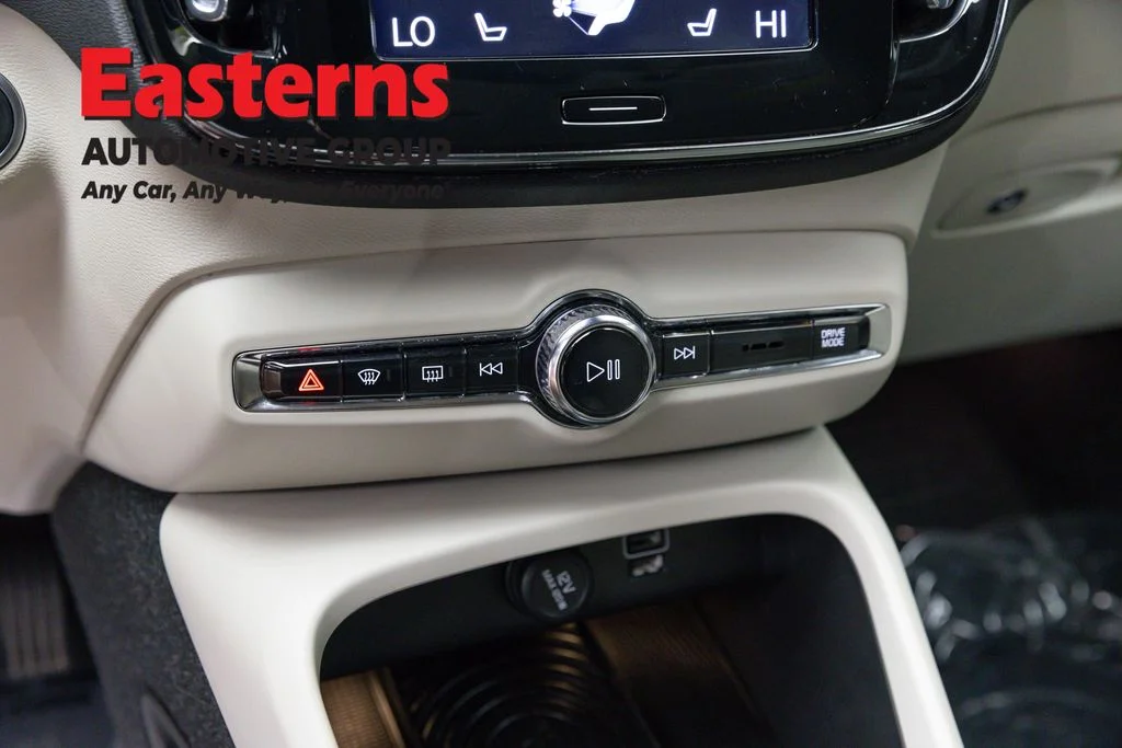 Used 2019 Black Volvo Momentum image 18