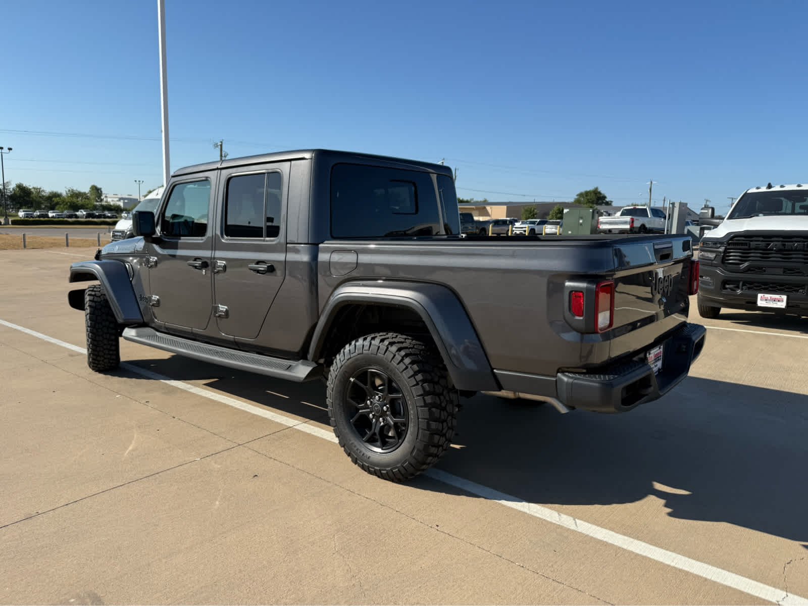 New 2026 Granite Crystal Metallic Clearcoat Jeep Texas Trail image 8