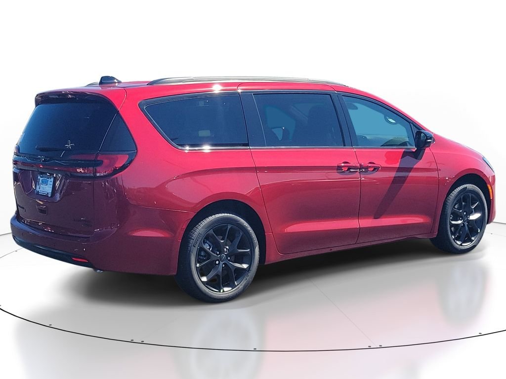 New 2027 Red Hot Pearl-Coat Exterior Paint Chrysler Limited image 4
