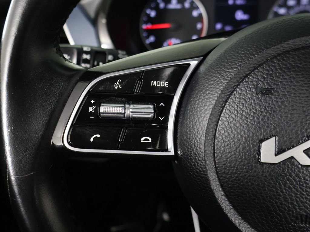Used 2022 White Kia S image 36