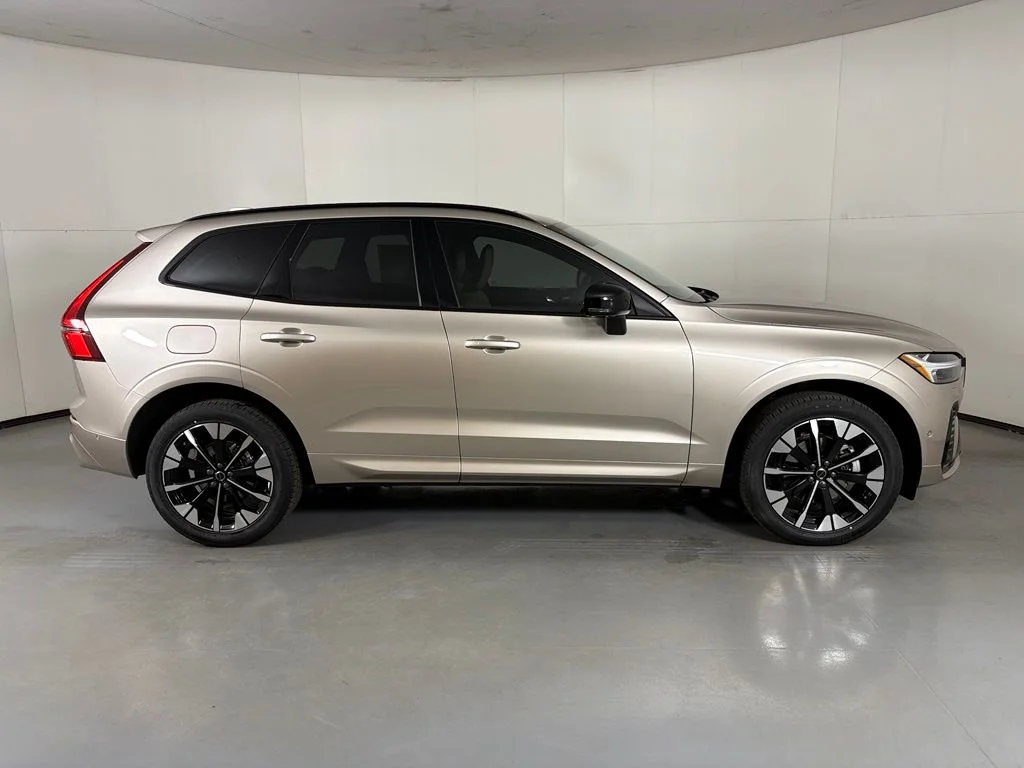 New 2026 Bright Dusk Volvo Plus image 9