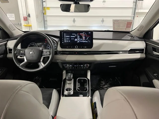 Used 2025 White Mitsubishi SE image 11