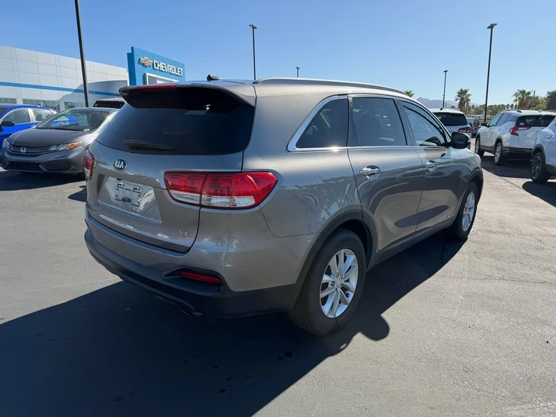 Used 2018 Titanium Silver Kia LX V6 image 3