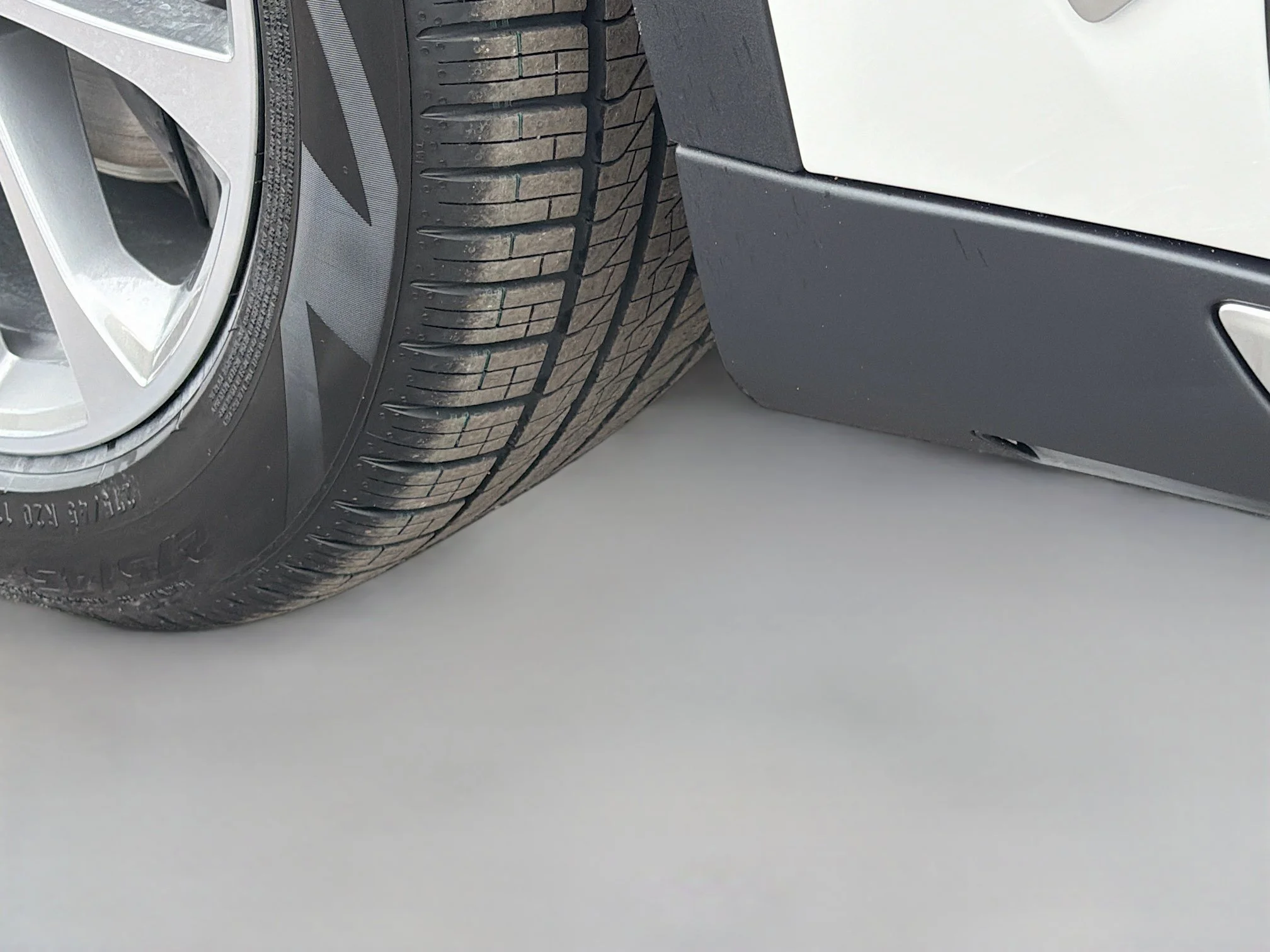 New 2026 Mineral White Metallic BMW xDrive50e image 42
