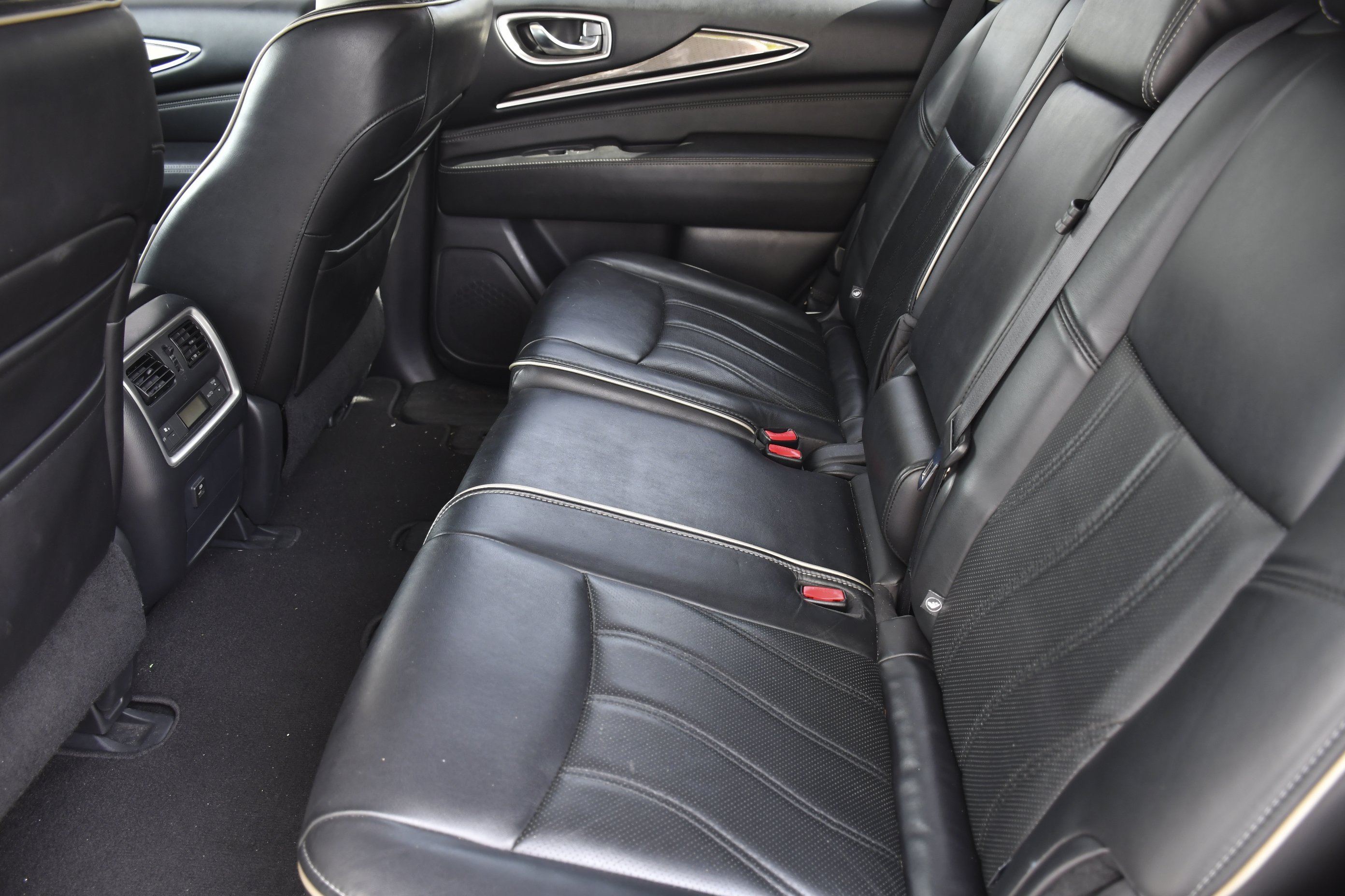 Used 2017 Liquid Platinum INFINITI Base image 27