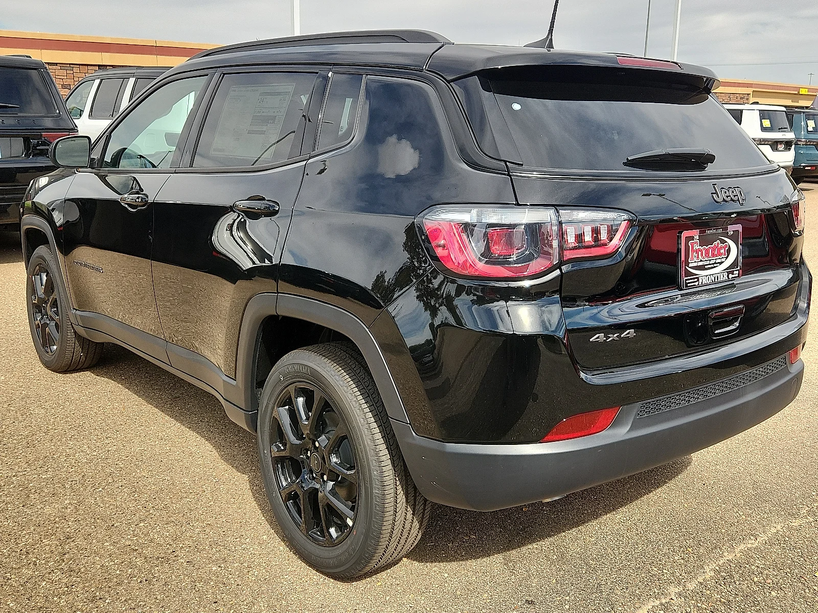 New 2027 Diamond Black Crystal Pearl-Coat Paint Jeep LATITUDE ALTITUDE 4X4 image 3
