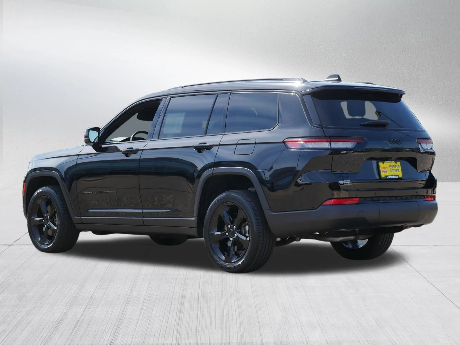 Used 2024 Diamond Black Crystal Pearlcoat Jeep Altitude X image 5