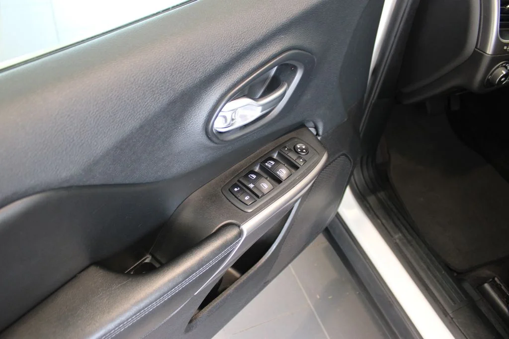 Used 2019 Bright White Clearcoat Jeep Latitude Plus image 30