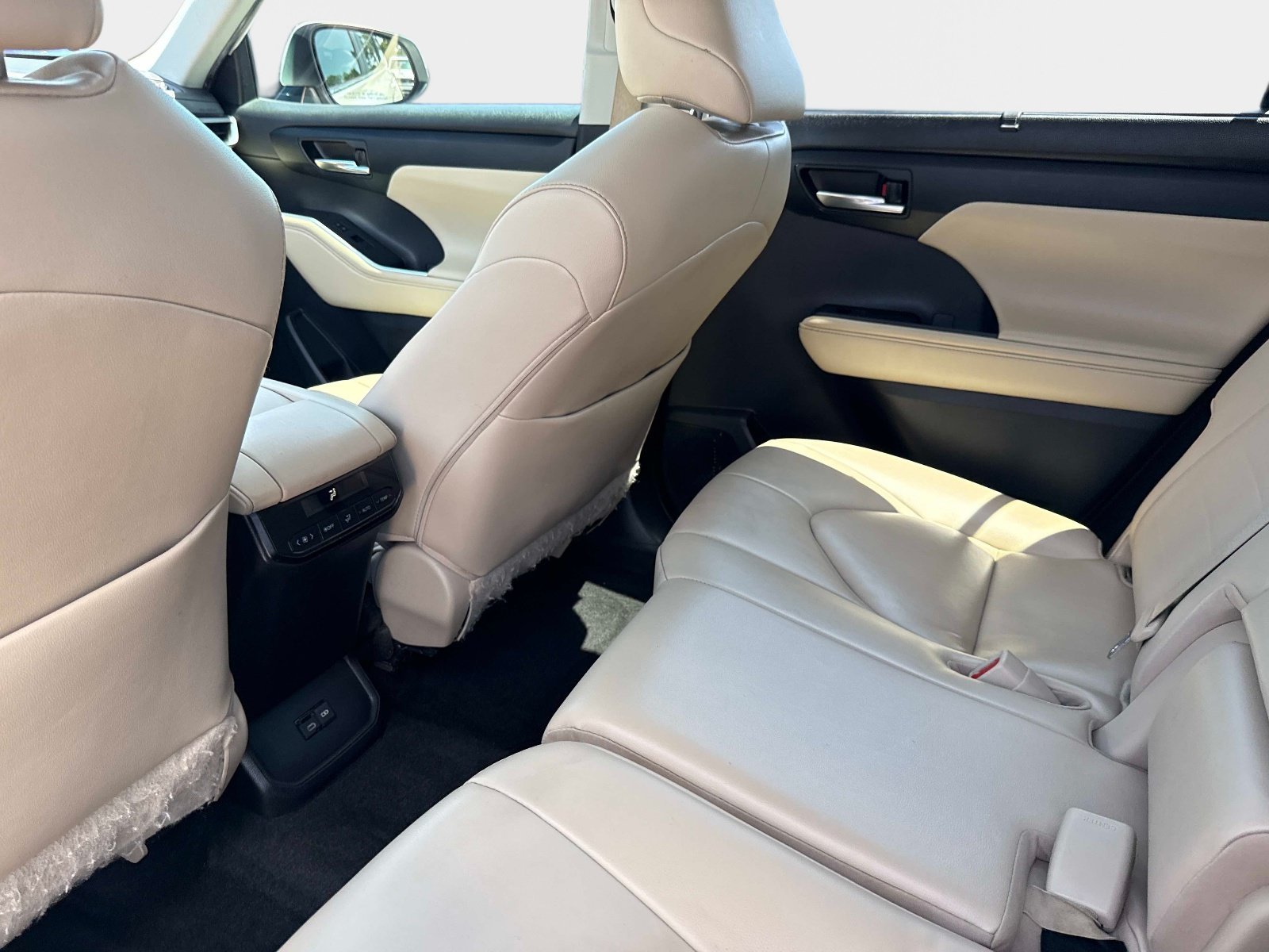 Used 2023 Wind Chill Pearl Toyota XLE image 14
