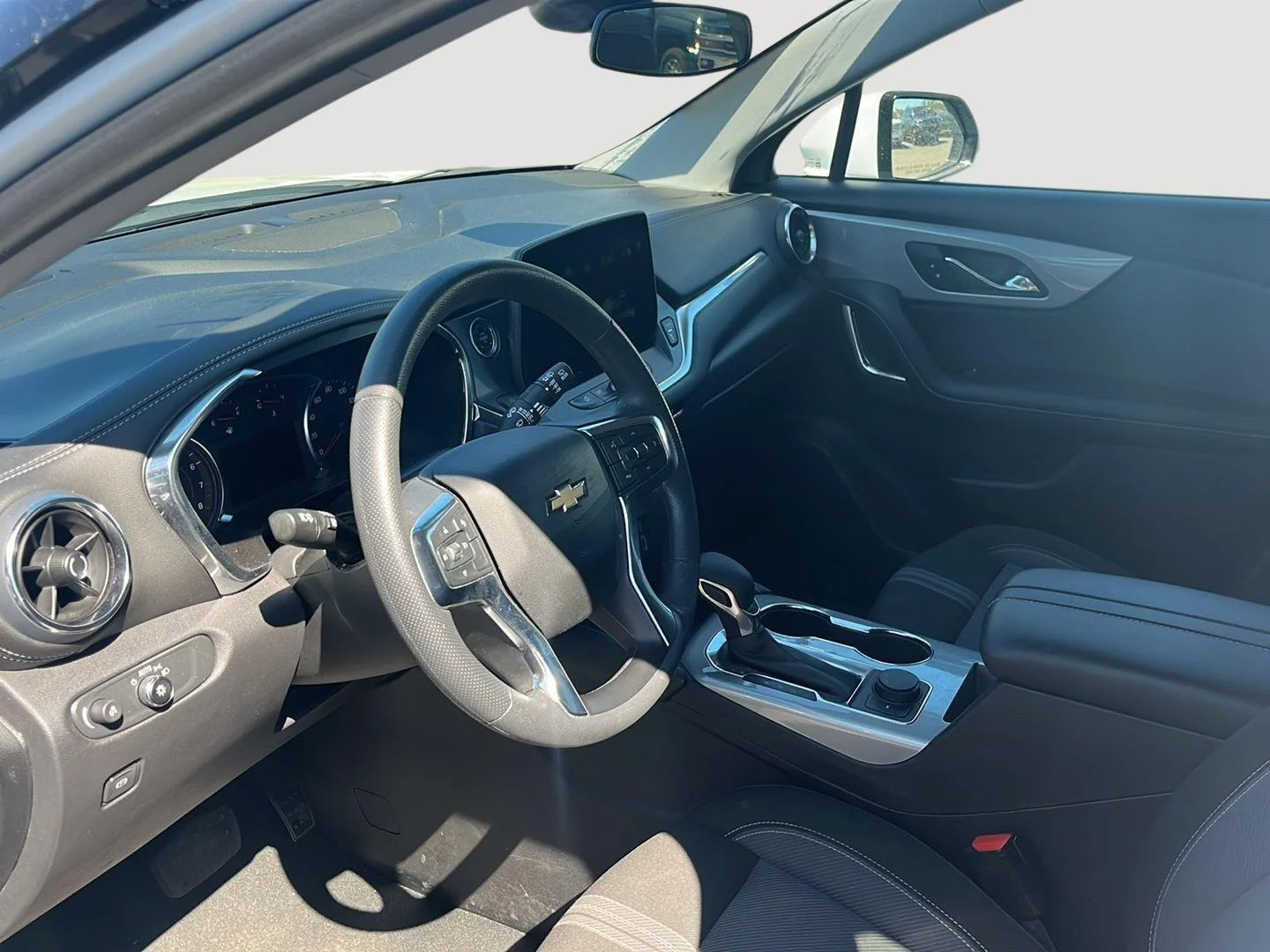 Used 2025 Summit White Chevrolet 2LT image 2