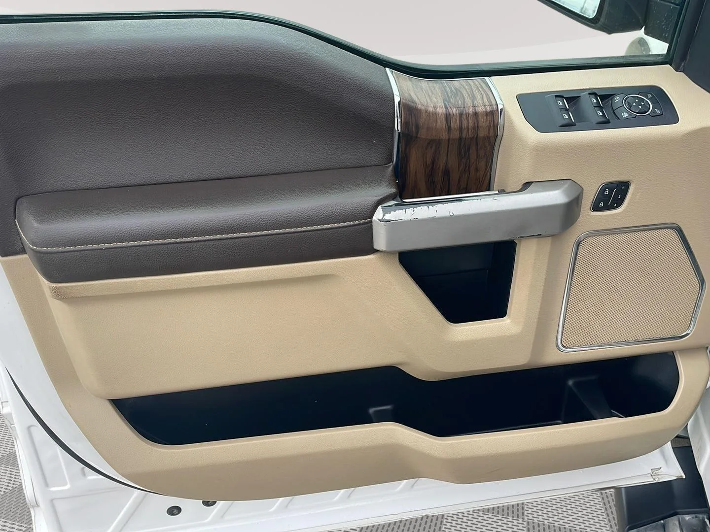 Used 2019 White Platinum Metallic Tri-Coat/Stone Gray Ford LARIAT image 10