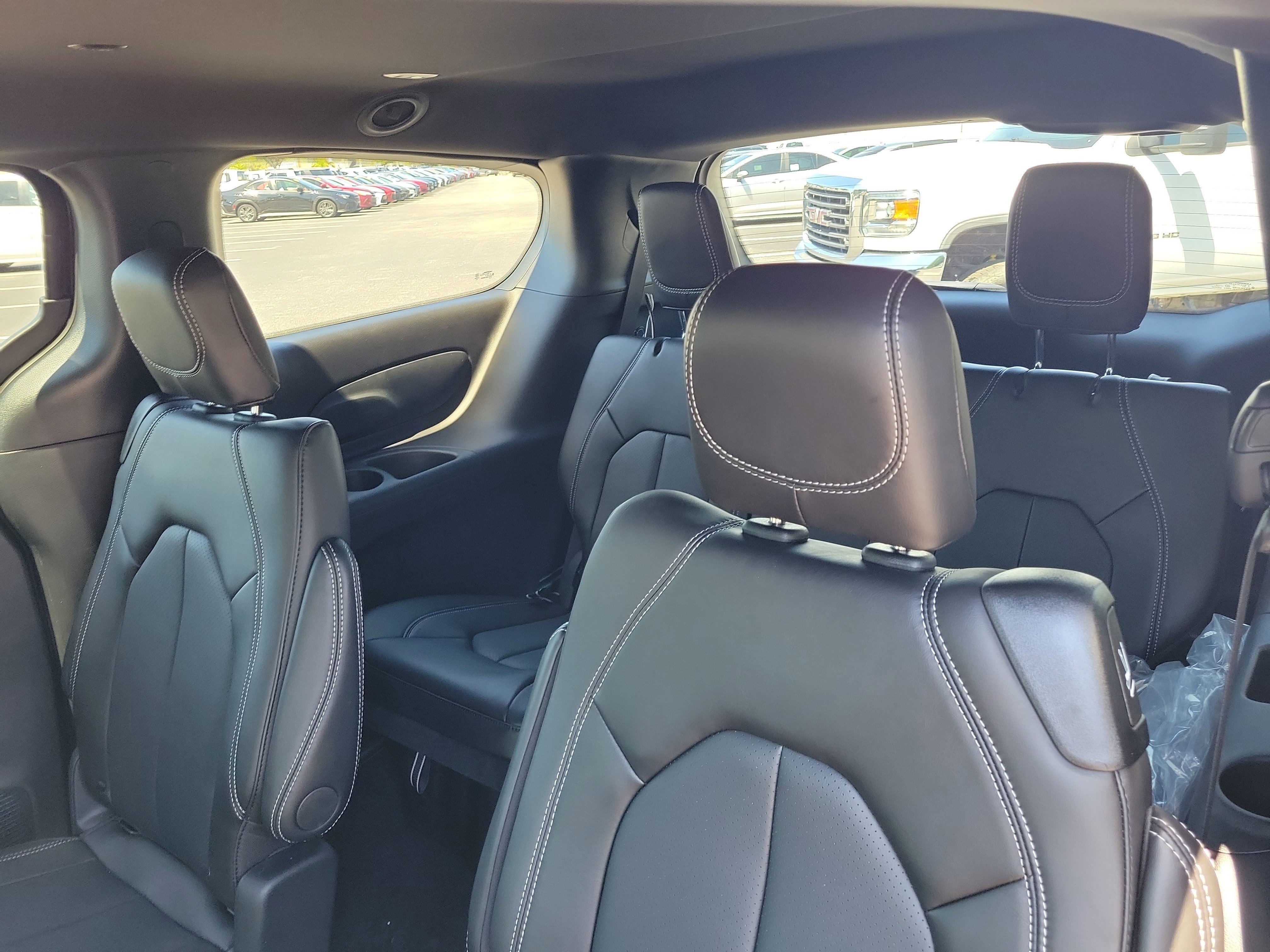New 2026 Diamond Black Crystal Pearl-Coat Exterior Paint Chrysler Select image 12