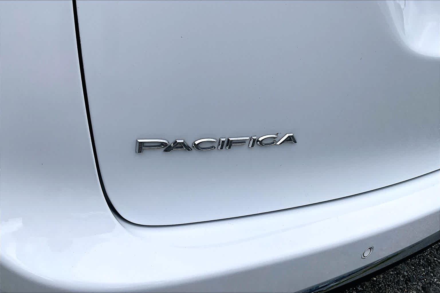 Used 2024 Bright White Clearcoat Chrysler Hybrid Select image 10