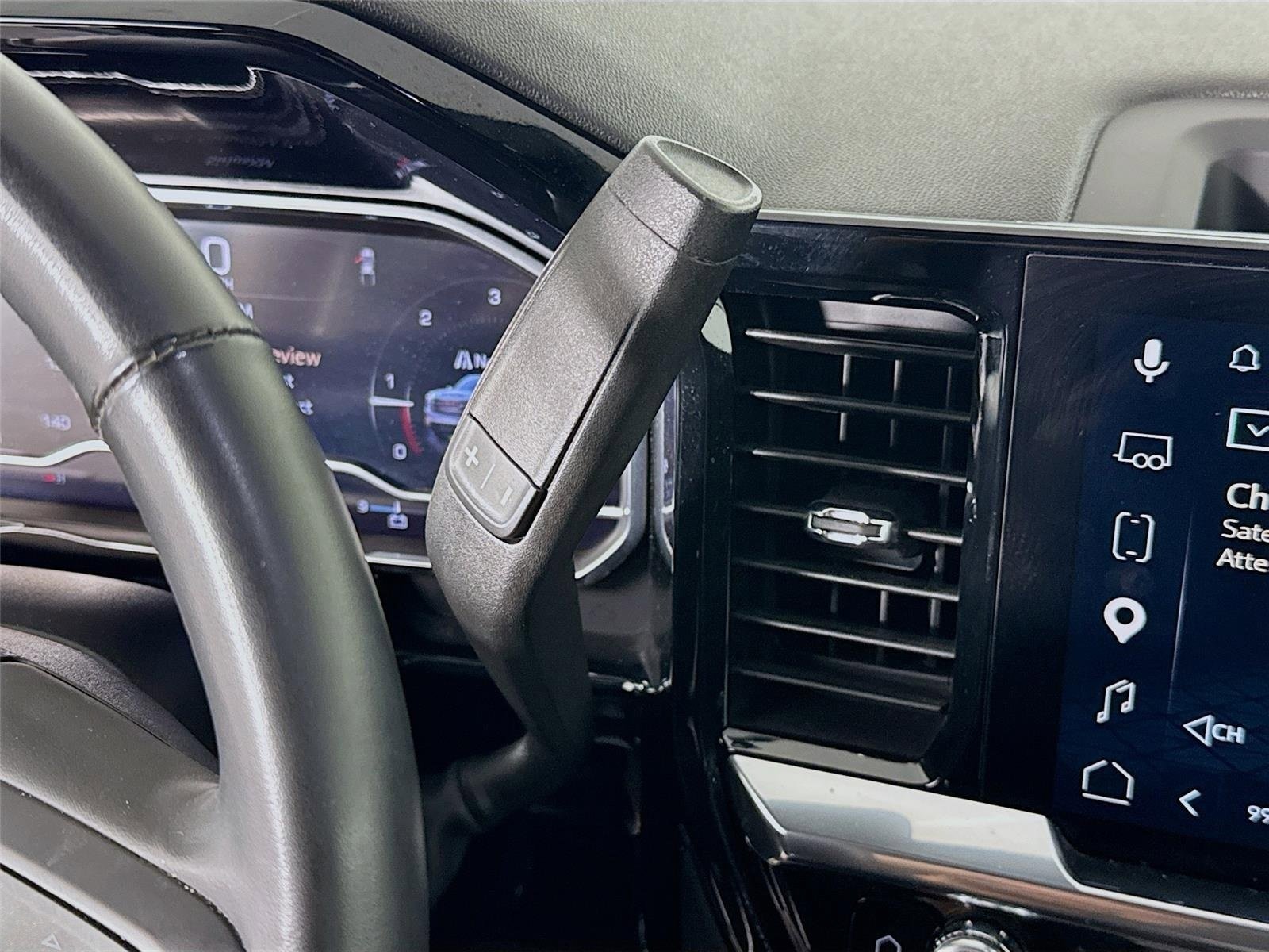Used 2024 Summit White GMC Elevation image 18