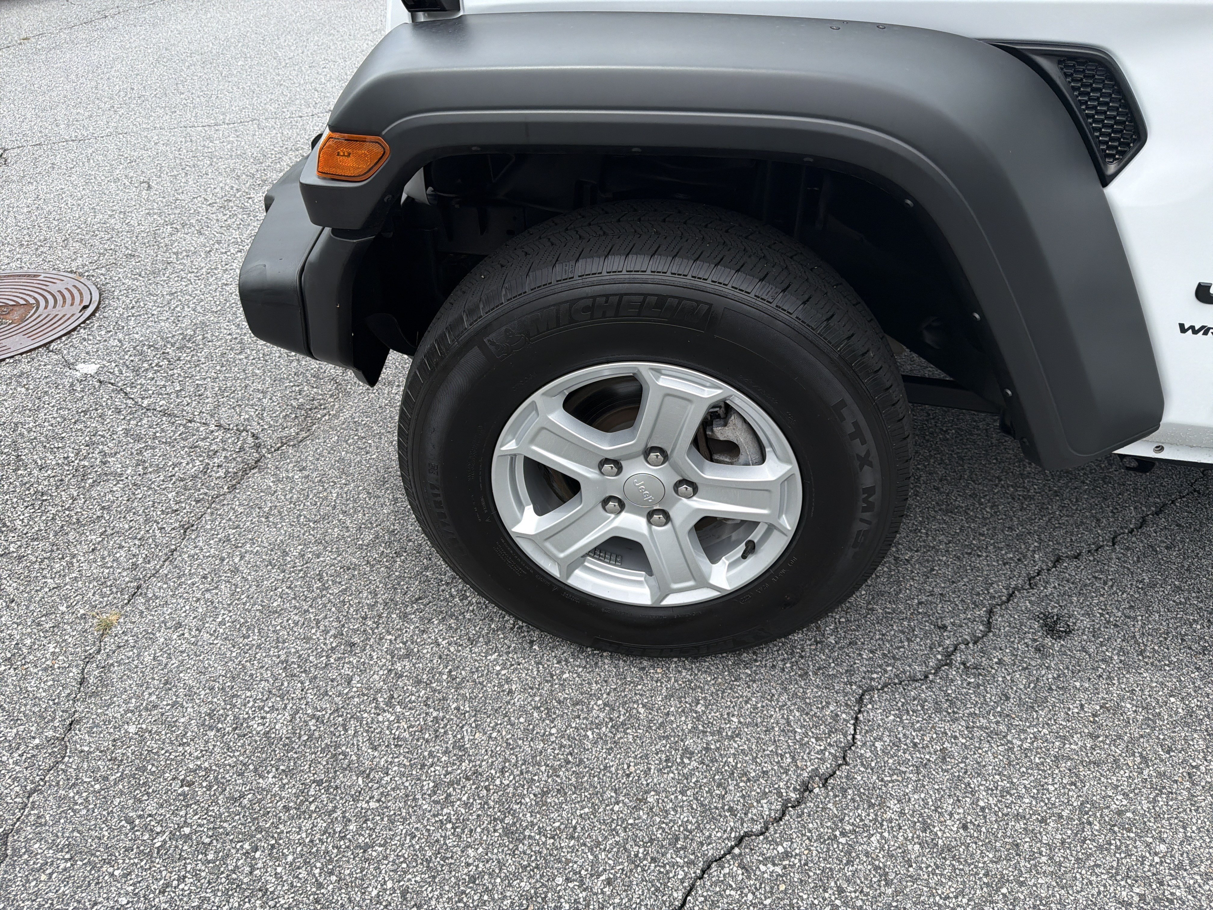 Used 2022 Bright White Clearcoat Jeep Unlimited Sport S image 13