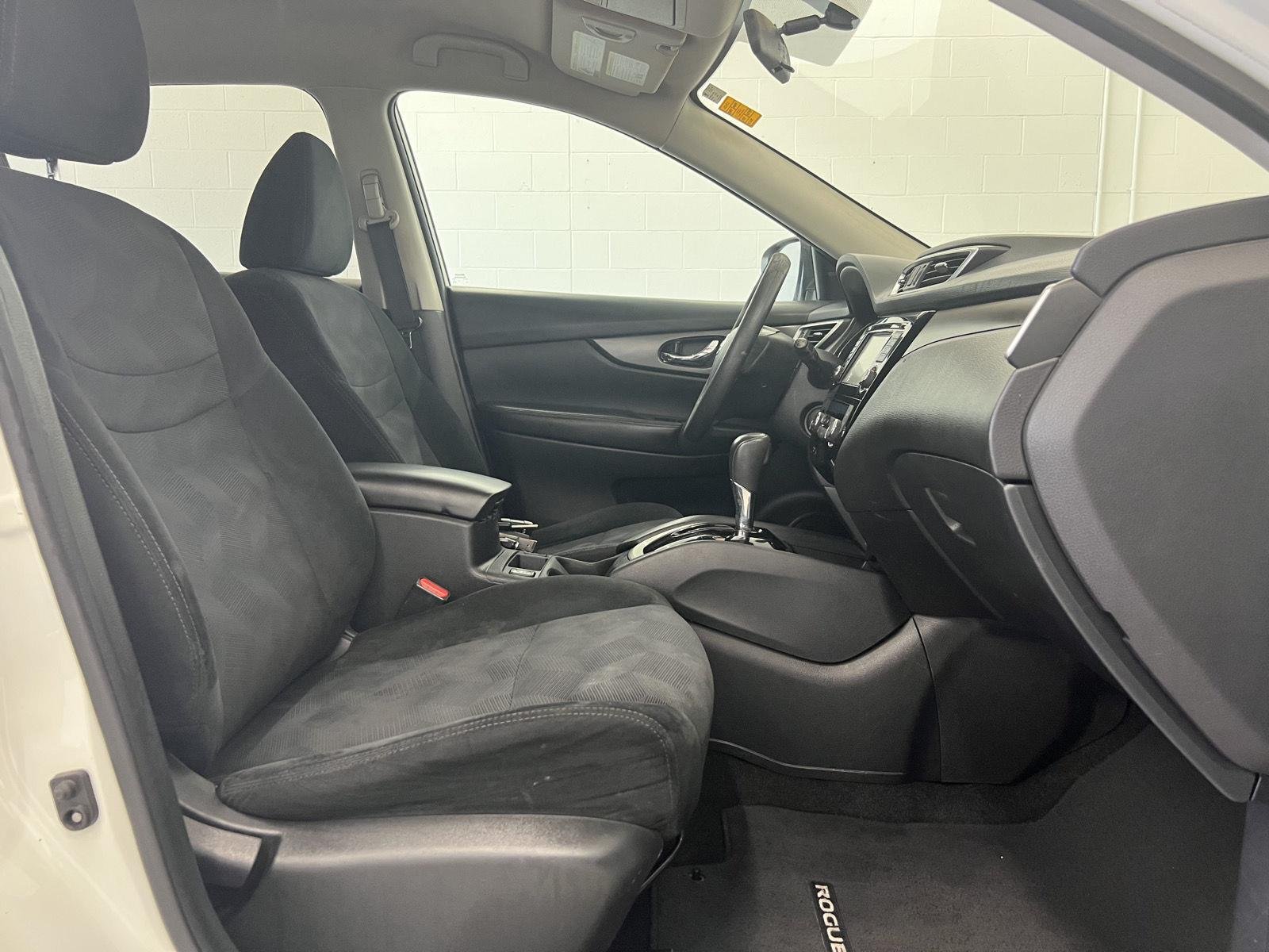 Used 2016 Pearl White Nissan SV image 27