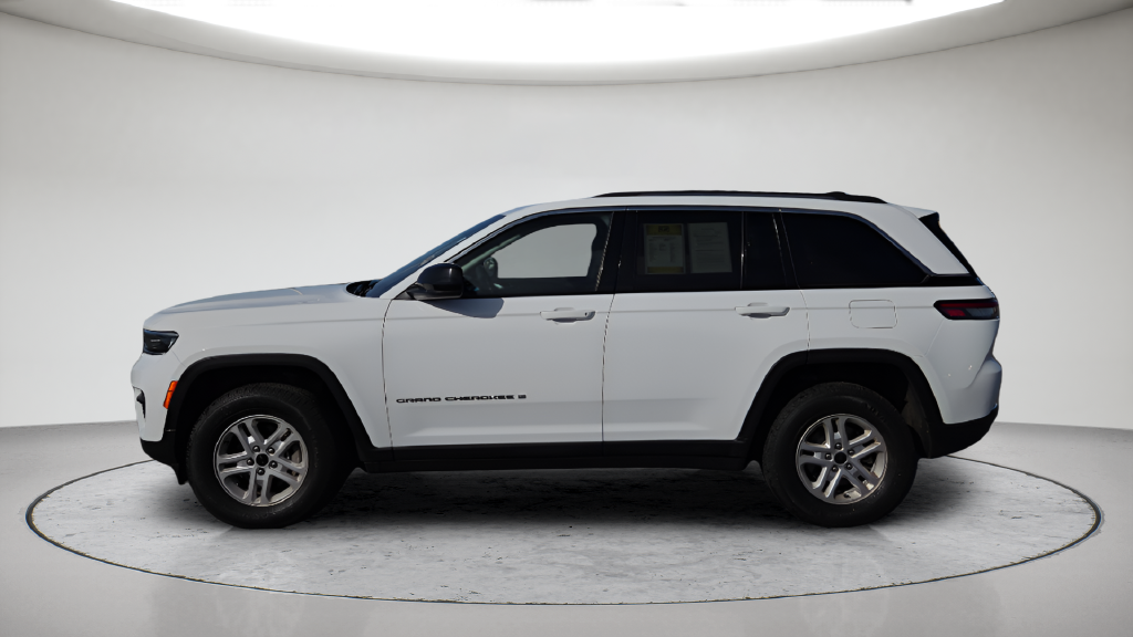 Used 2023 White Jeep Laredo image 14