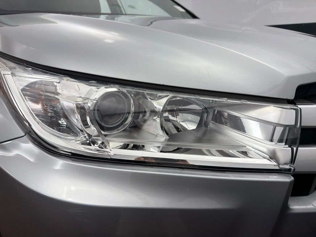 Used 2019 Silver Toyota XLE image 34