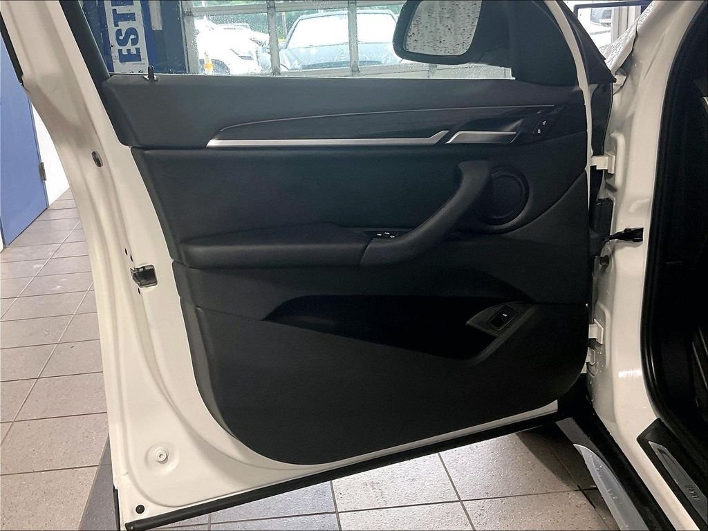 Used 2017 White BMW xDrive28i image 9