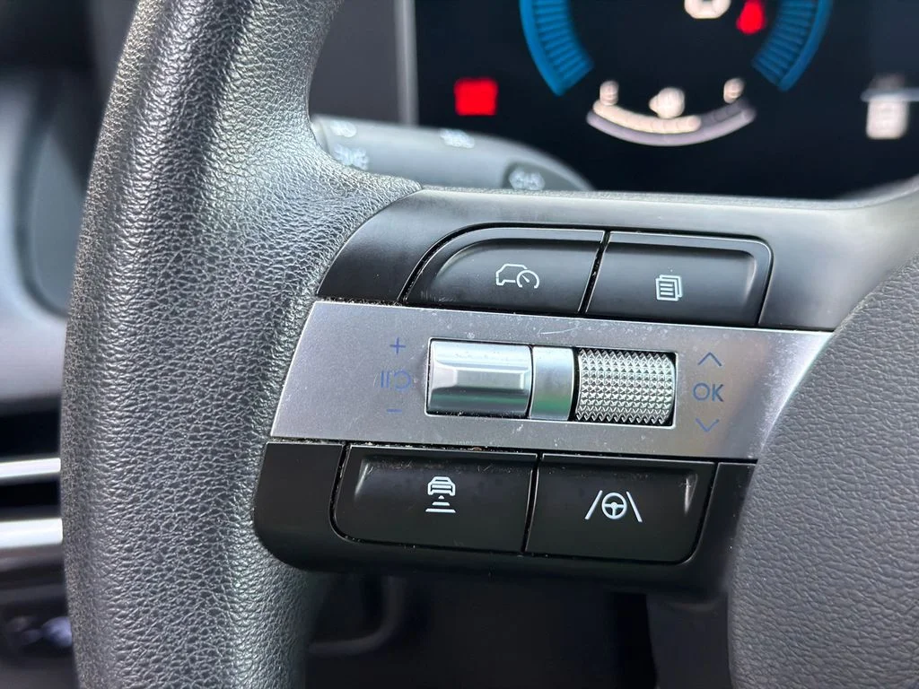 Used 2025 Silver Hyundai SE image 24