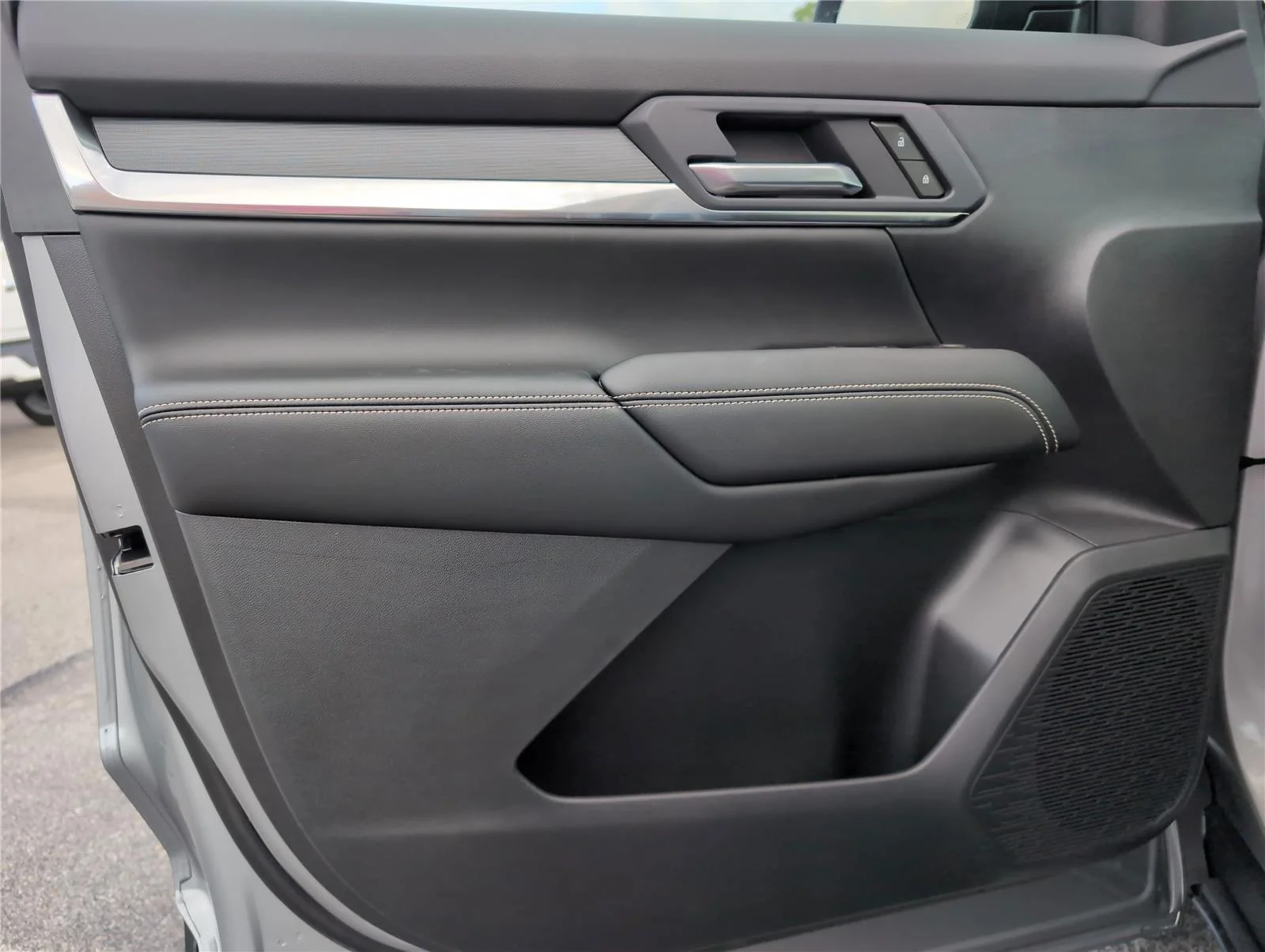 New 2026 Sterling Metallic GMC Elevation image 21