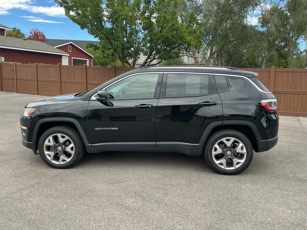 Used 2018 Diamond Black Crystal Pearlcoat Jeep Limited image 8