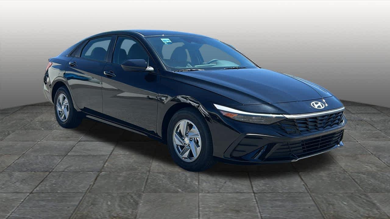 New 2026 Abyss Black Hyundai SE image 3