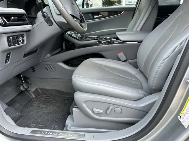 Used 2022 Silver Lincoln Reserve image 13