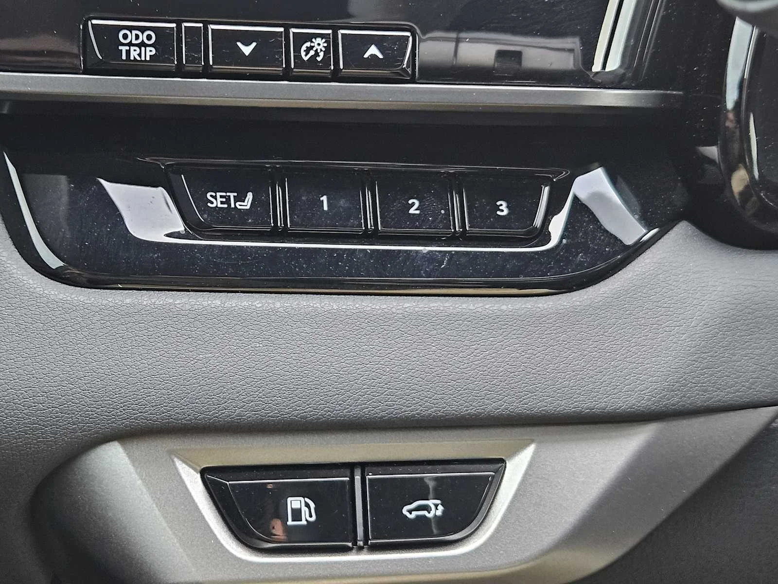 Certified Used 2025 IRIDIUM Lexus Premium Plus image 17