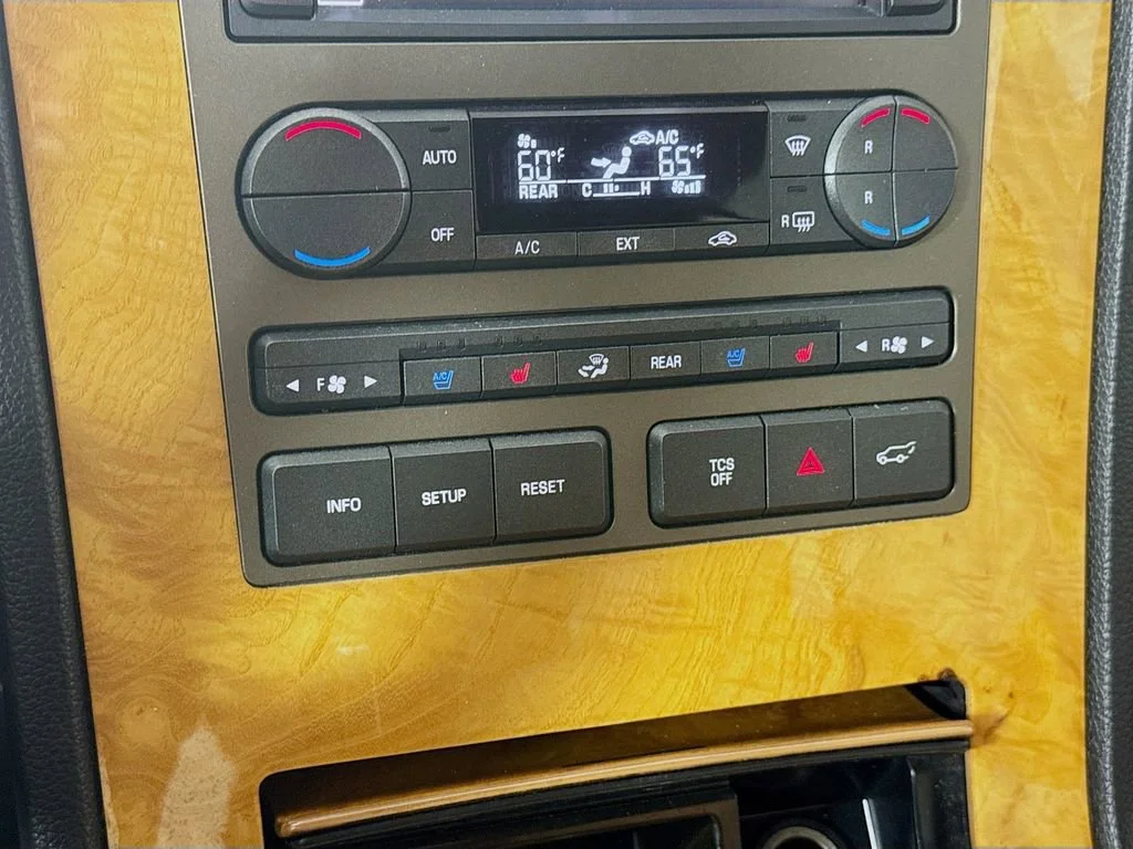 Used 2013 Black Lincoln Base image 18