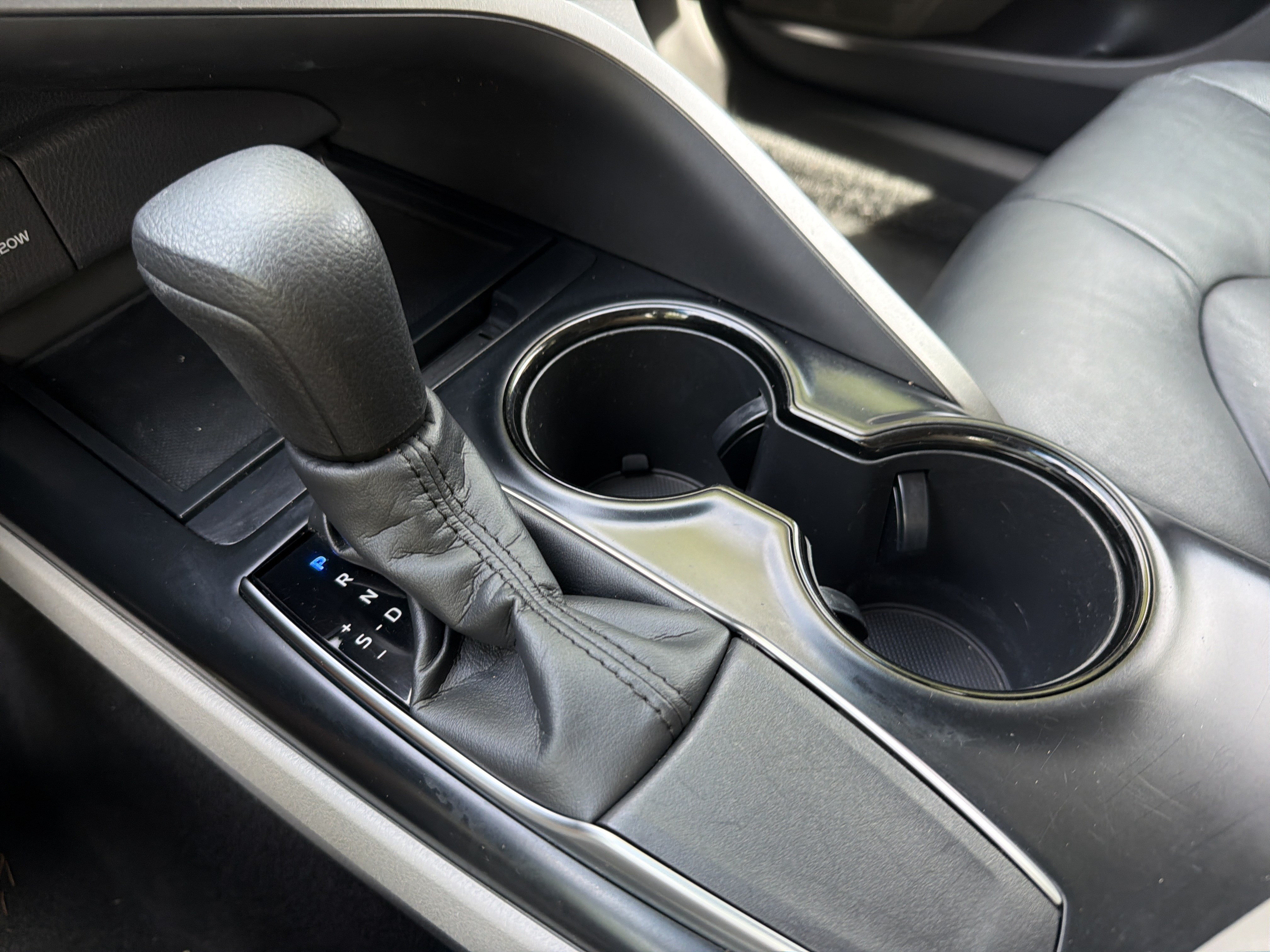 Used 2018 Super White Toyota LE image 28